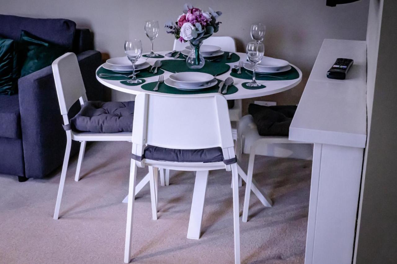 Lord Street - 2 Beautiful Apartments - Sleep Up To 14 Guests - By Rework Accommodation Chester Exterior photo